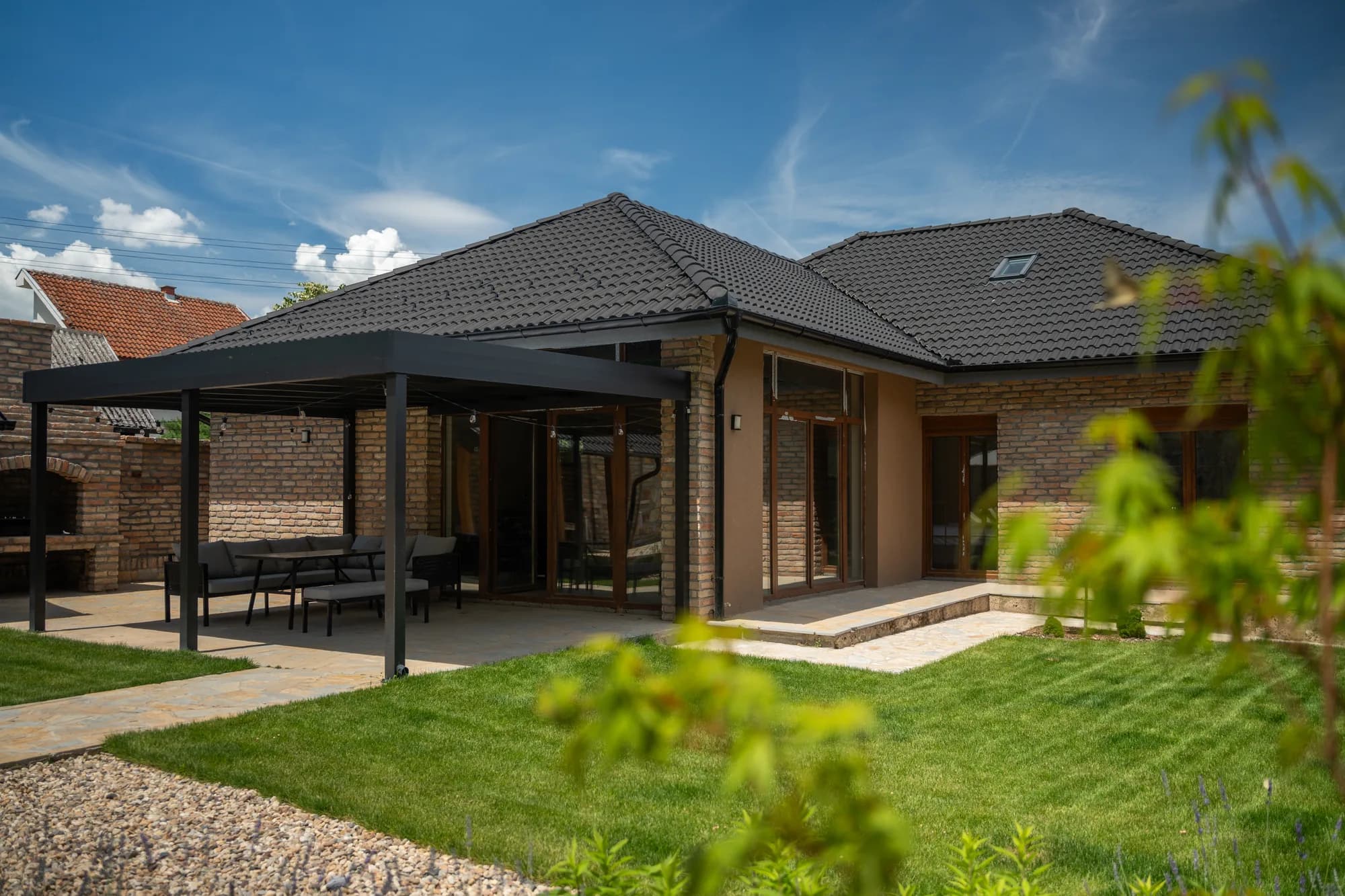 Vikendica Villa Royalstone — pogled na kuću iz dvorišta